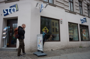 Planlos vorm Reisebüro