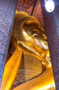 Gemütlich ins Nirwana: ein überdimensionaler liegender Buddha